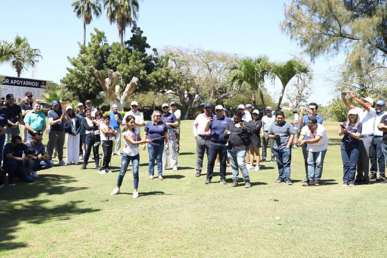 Golfistas se divierten jugando y ayudan a Foden