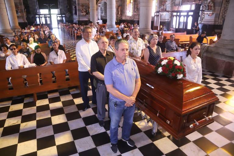 Dan el último adiós al pintor y escultor Antonio López Sáenz