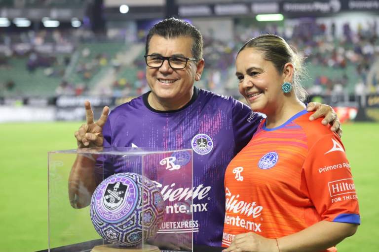 Alcalde Edgar González recibe reconocimiento por parte del equipo Mazatlán FC