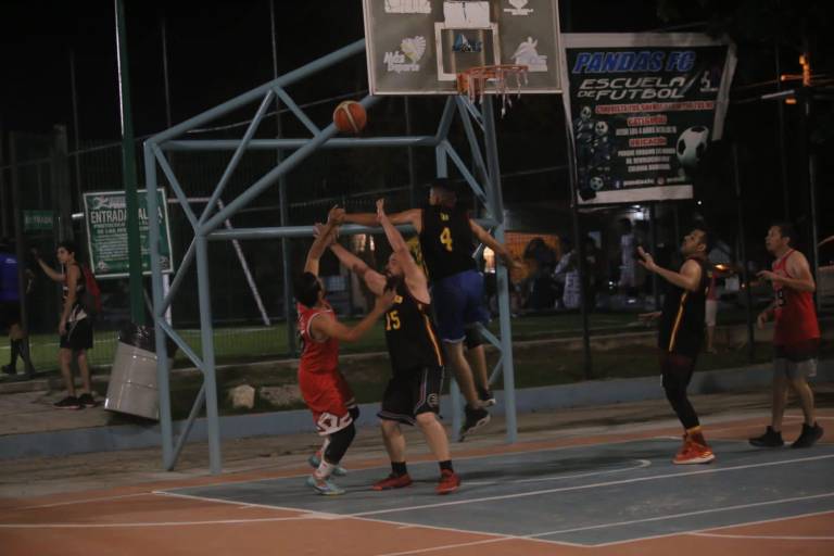 Teketires y Cremería del Bajío pegan primero en semifinales de Baloncesto Burócrata