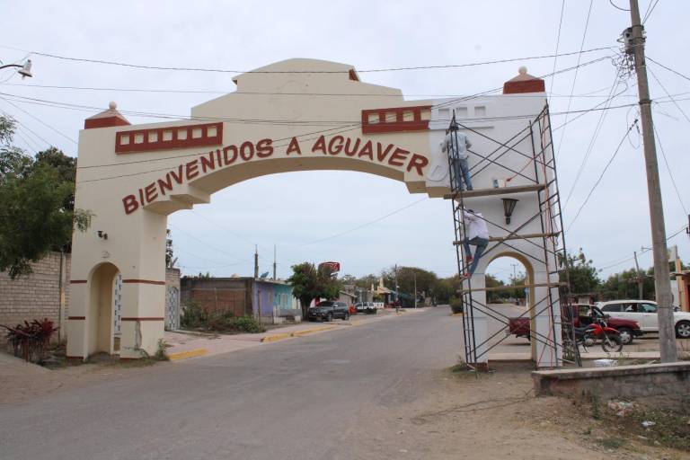 El reconocido pintor Sergio Ramírez reviste con su arte los arcos de la sindicatura de Agua Verde