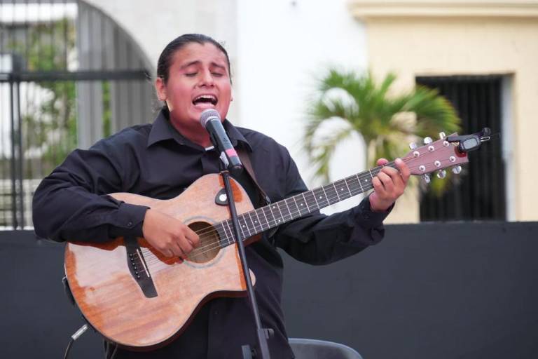Regala Vicente Rodríguez una romántica tarde en el Callejón Liverpool, en Mazatlán
