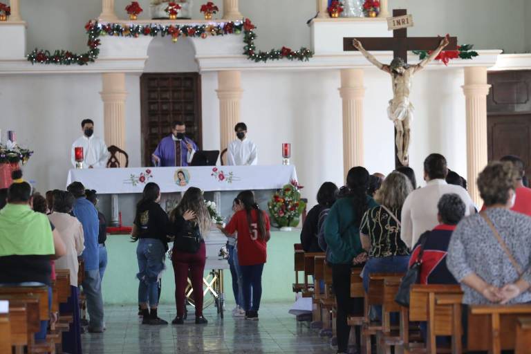 Familiares y amigos despiden a Valentina, la adolescente asesinada en Mazatlán