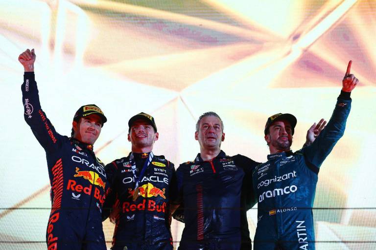 Fernando Alonso, al pendiente de la situación entre ‘Checo’ Pérez y Max Verstappen
