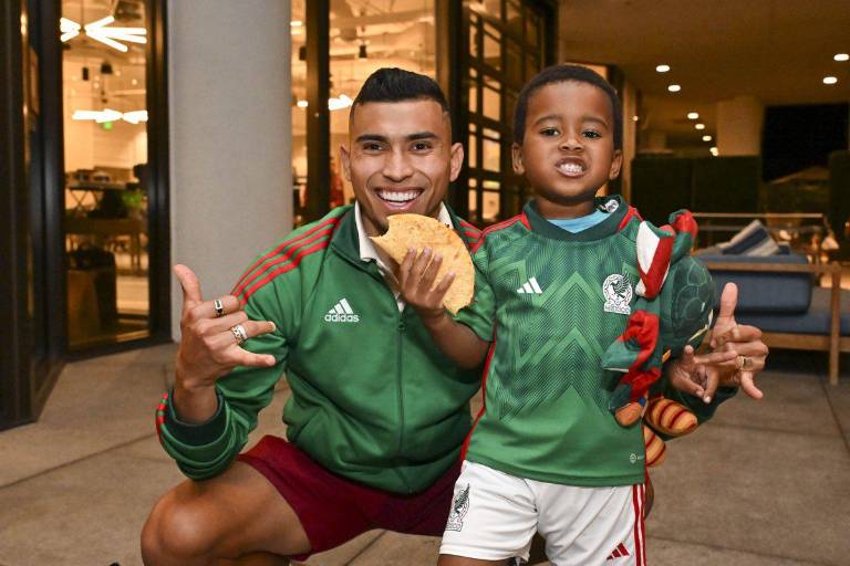 Selección Mexicana encuentra y hace feliz a niño africano que quiere ser mexicano