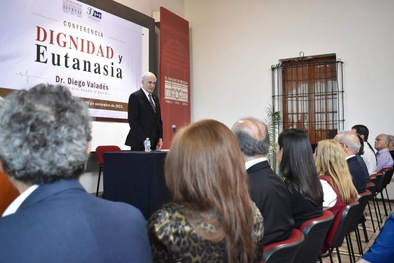 La eutanasia es un derecho y el principio de una muerte digna, señala Diego Valadés