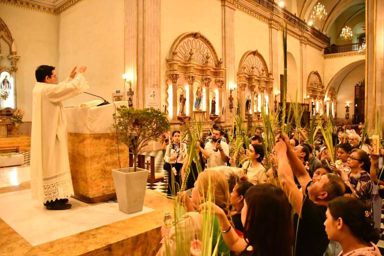 ‘No podemos vivir solo pensando cuándo seremos felices’, llama Obispo de Culiacán este Domingo de Ramos