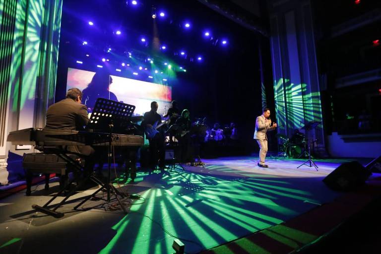 Disfrutan mazatlecos noche de grandes conciertos en el Centro Histórico