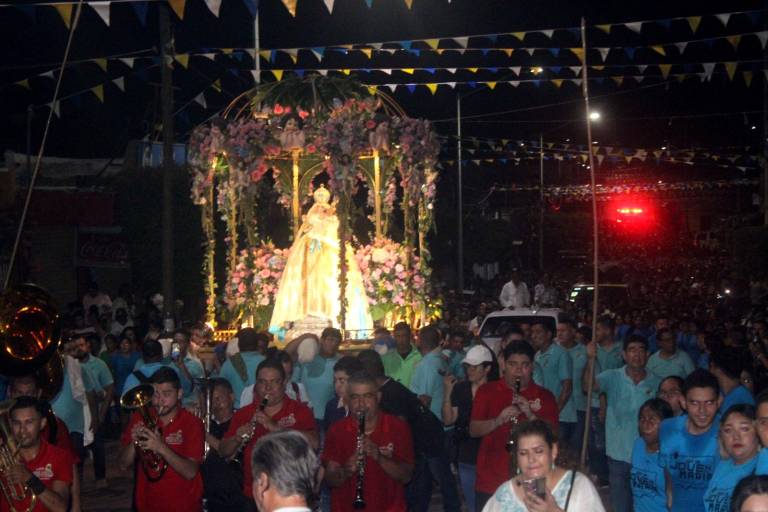 Calor no diezma fe de peregrinos en la romería de la Virgen del Rosario