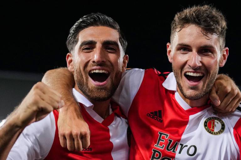 Santiago Giménez marca su tercer gol en la Europa League