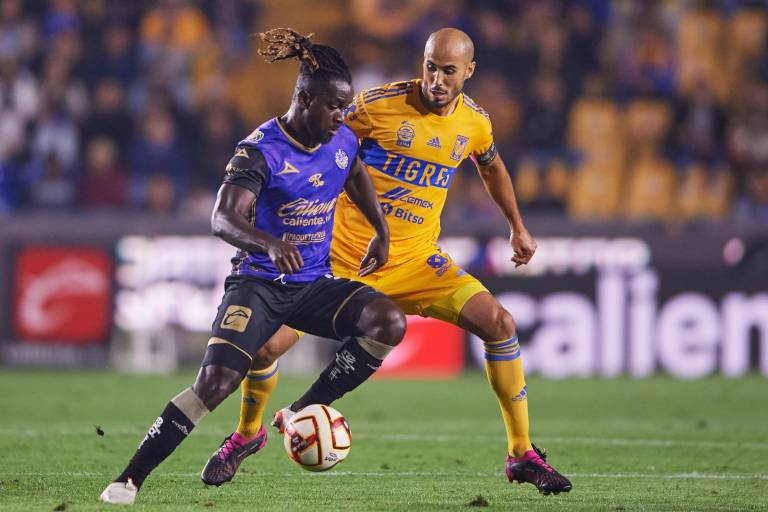 Aké Loba es operado del pie derecho