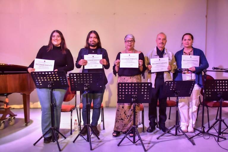 Levantan escritores con su voz una historia