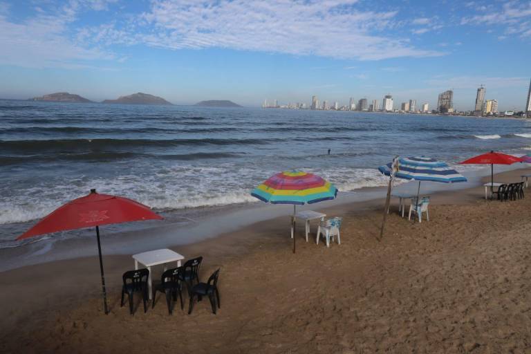 Playa de Mazatlán amanecen con un aumento en el oleaje