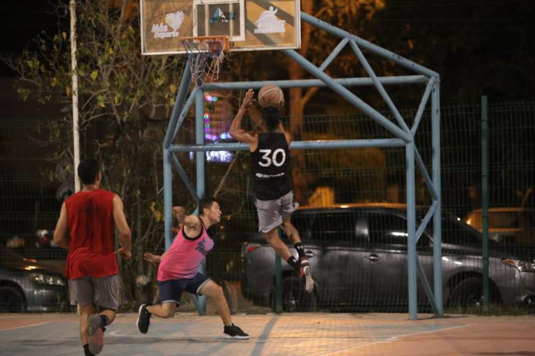 Tak Team pasa una noche difícil en la Liga Burócrata de baloncesto, en Mazatlán