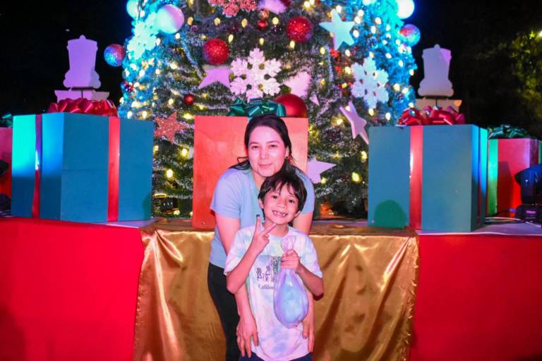 Disfrutan chicos y grandes del Encendido del Árbol de la Navidad
