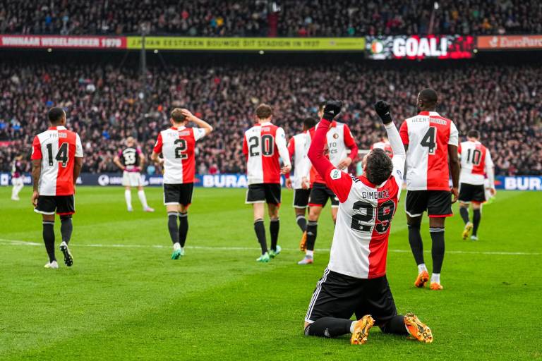 ¡Está intratable! Santiago Giménez iguala marca histórica de goles de ‘Chicharito’ y Luis García