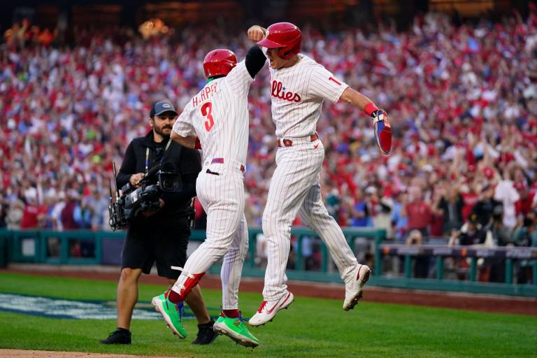 Filis estallan contra Bravos para picar adelante 2-1 en la Serie Divisional