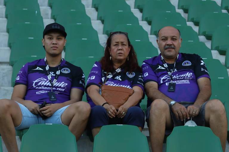 Disfrutan mazatlecos del futbol profesional en el Kraken