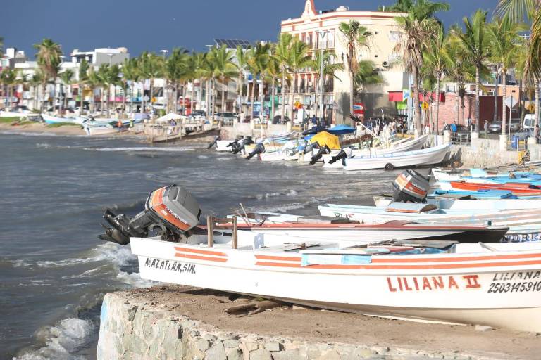 Ante marea alta, en Mazatlán resguardan pangas y se ‘borran’ tramos de playa