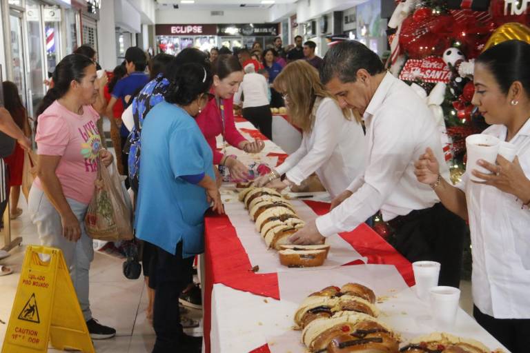 Celebra Casa Ley día de Reyes Magos compartiendo rosca de 48 metros con sus clientes