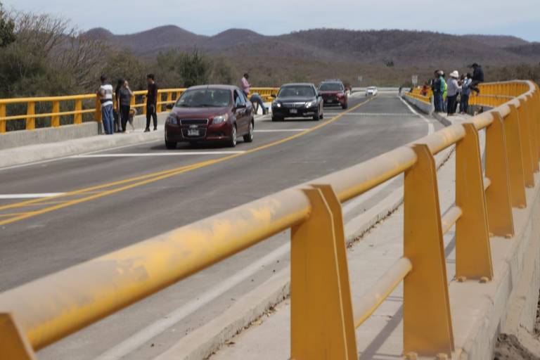 Aprovechan vehículos reapertura del puente de El Quelite