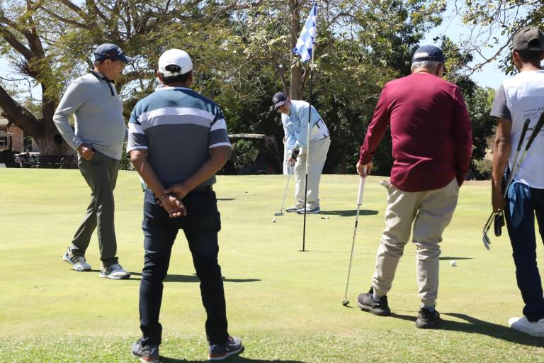 Golfistas se divierten jugando y ayudan a Foden
