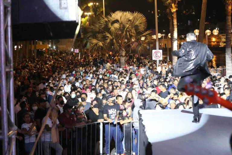 Pese al alza de contagios de Covid, abarrotan Olas Altas en evento por Año Nuevo en Mazatlán