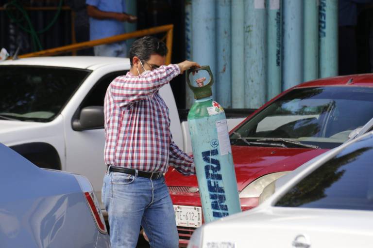 Desde muy temprano, la espera es larga por un tanque de oxígeno en Culiacán