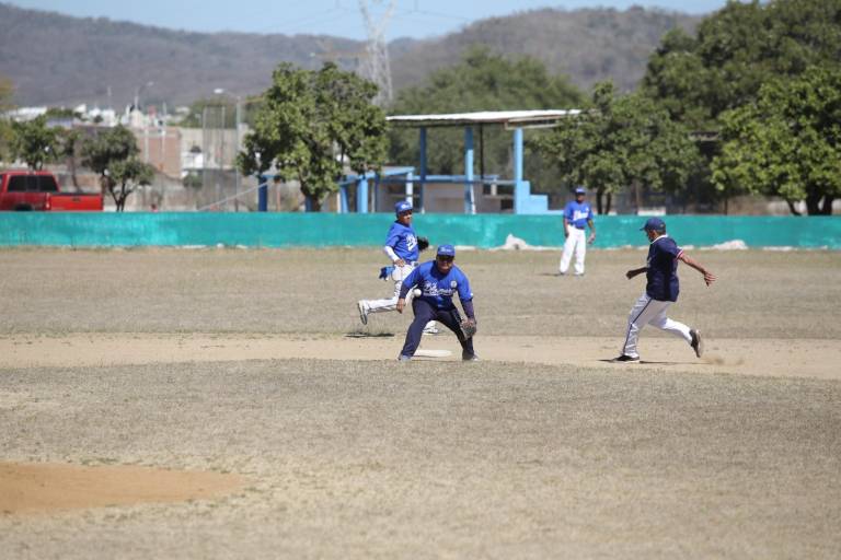 Familia Rendón y Salas saca victoria fraterna, en Liga de 60 años y más