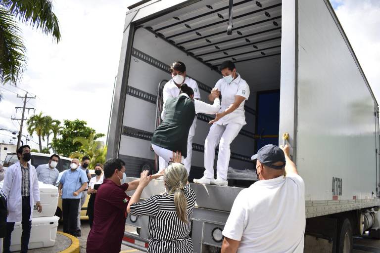 Llegan vacunas de AstraZeneca para segunda dosis de la población de 30 a 39 y de 40 a 49 de Sinaloa