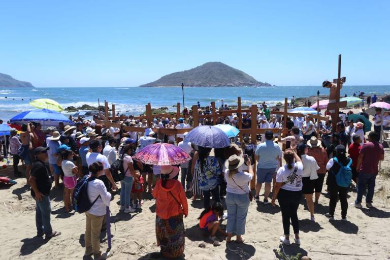 Viven en la playa el Viacrucis de Jesús feligreses de San Judas Tadeo