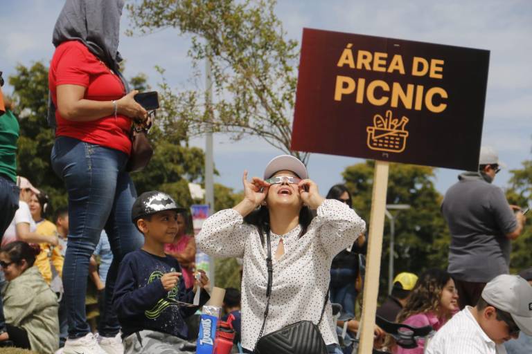Entre gritos y aplausos recibe Culiacán al eclipse solar 2024