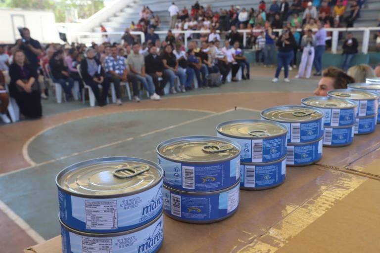 Entregan 10 toneladas de Latas de Atún a personas de la zona rural de Mazatlán