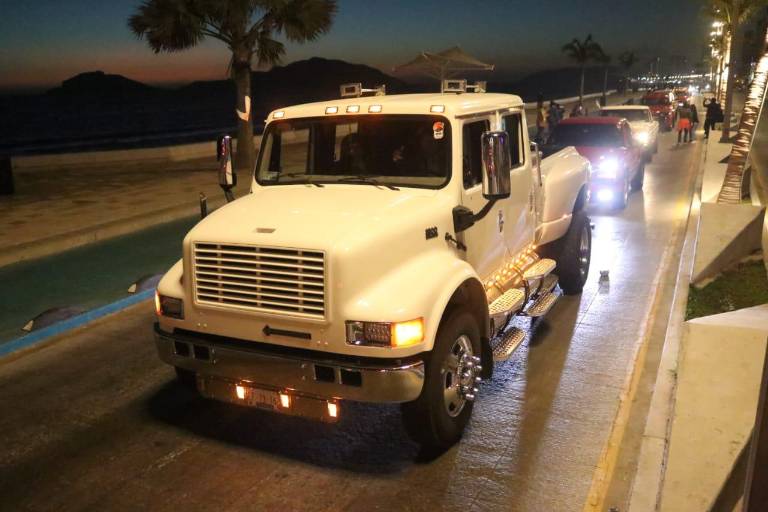 Semana de la Troca: Cientos de camionetas recorren el malecón de Mazatlán