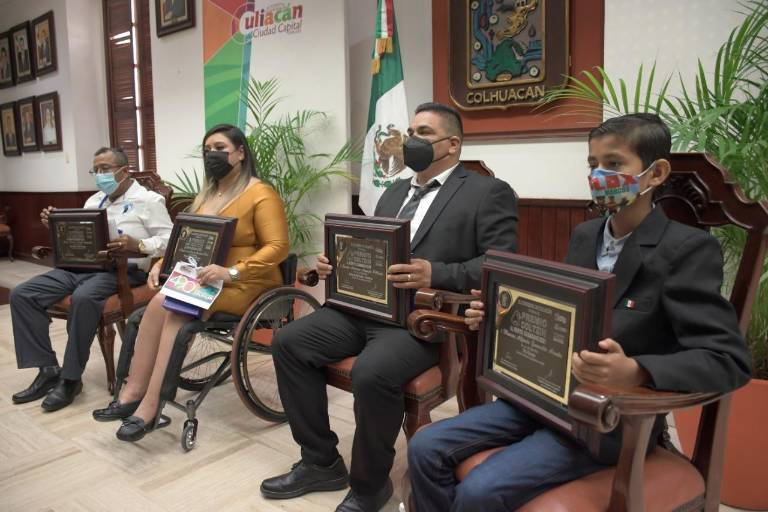 Entrega Estrada Ferreiro premios Coltzin a culiacanenses ejemplares por méritos ciudadanos