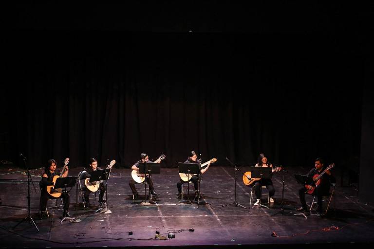 Comparten alumnos de guitarra, teclados y coros su música