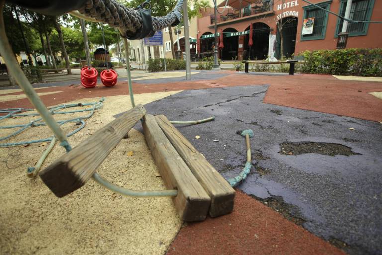 Con daños y en el olvido, juegos del parque Venustiano Carranza en el Centro Histórico de Mazatlán