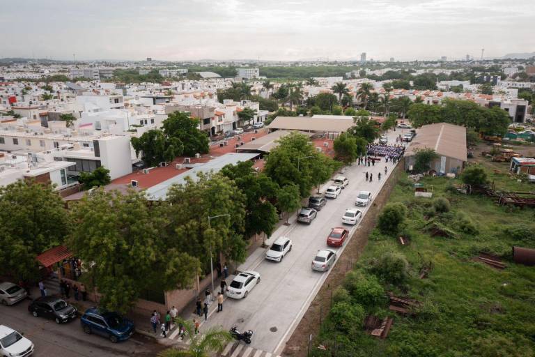 En primer día de clases, estudiantes de secundaria plantean necesidades al Alcalde de Culiacán