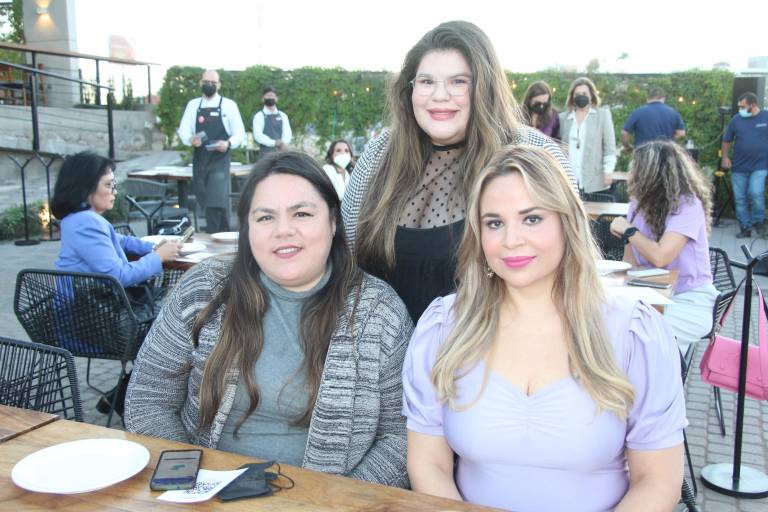 Entre mujeres comparten experiencias
