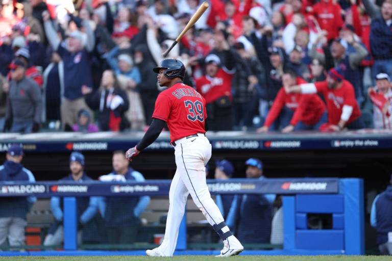 Óscar González manda a Cleveland a la SDLA con jonrón en el 15to inning