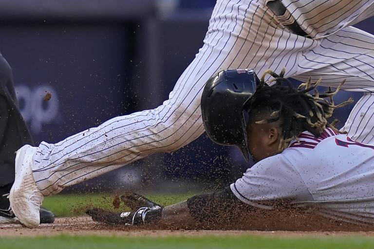 Guardianes batallan para ganar a Yanquis en extras innings e igualar su serie divisional