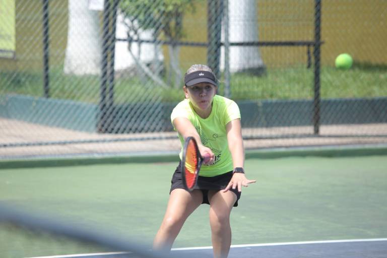 Domina Muralla a Club Cachoras en Tenis Bajo Techo