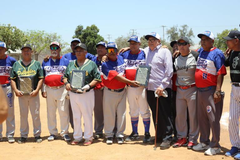 ‘Chaflán’ López recibe reconocimiento en el Polluelos