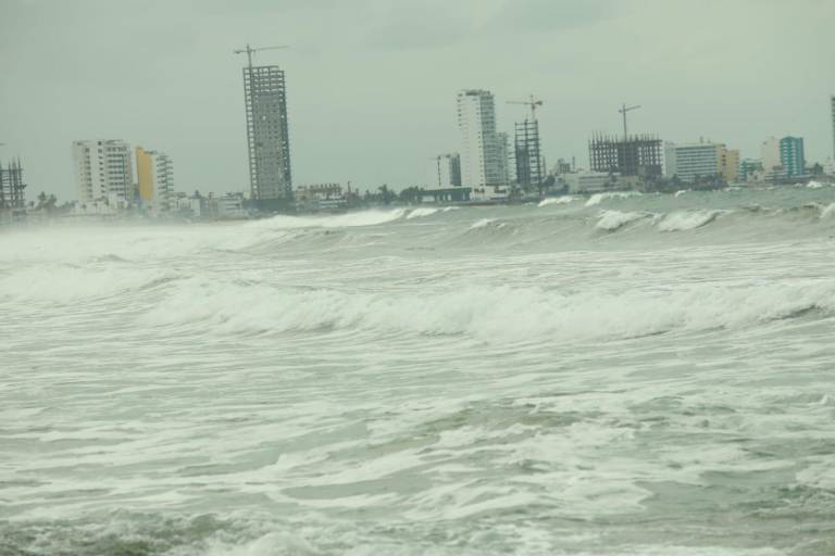 Mar de fondo y marea alta afectan de nuevo en Mazatlán