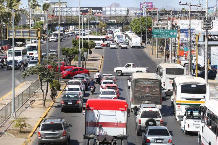 Se registra fuerte tráfico vial en las avenidas Río Piaxtla y Ejército Mexicano, de Mazatlán