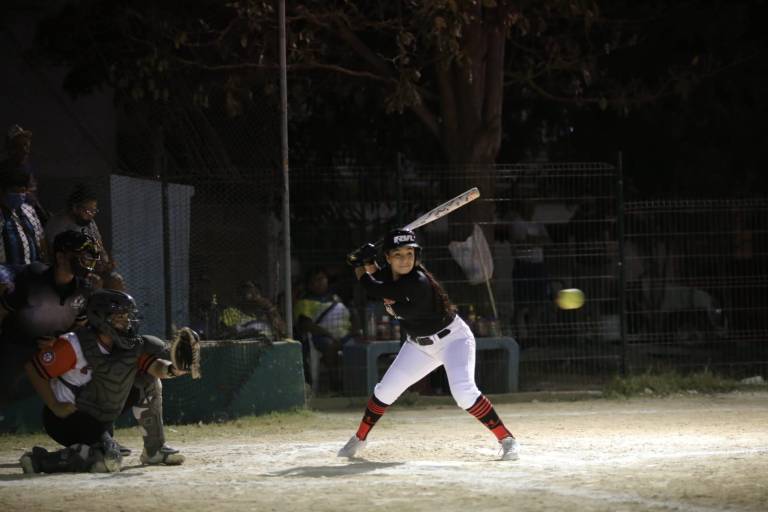 Selección Juvenil blanquea a Felinas en la Liga de Softbol Municipal