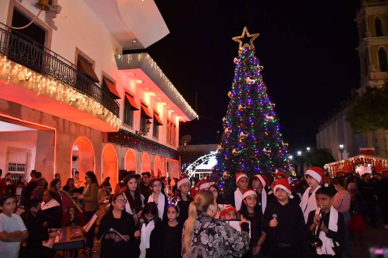 Se enciende el espíritu navideño en la Plazuela República en Mazatlán