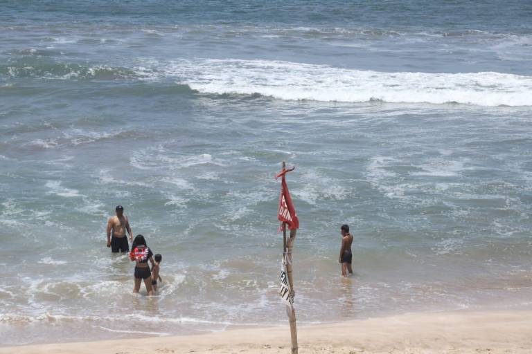 Bañistas evaden señales de precaución en playas de Mazatlán
