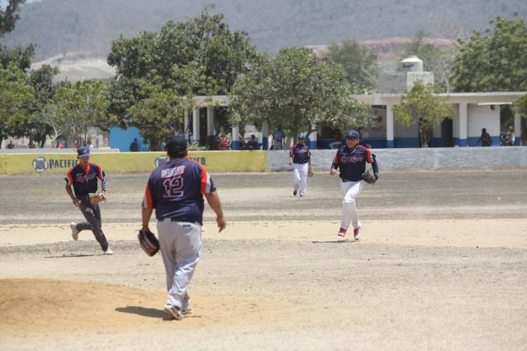 Los Barret suman aplastante triunfo en la Liga de Beisbol Máster del Chololos
