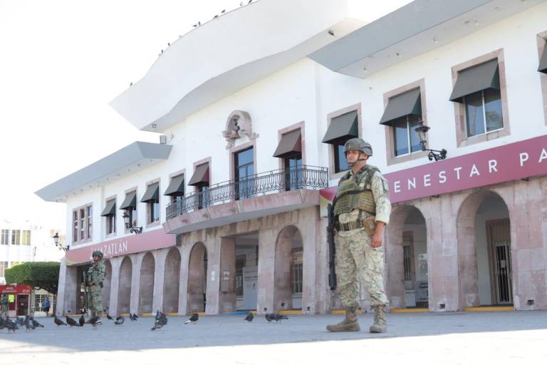Llevan a donar explosivos en una bolsa y acordonan Palacio Municipal de Mazatlán y calles aledañas